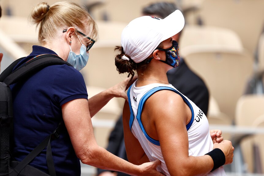 Ash Barty receives treatment at French Open