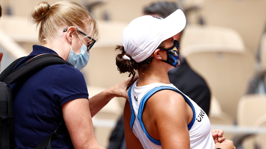 Ash Barty receives treatment at French Open