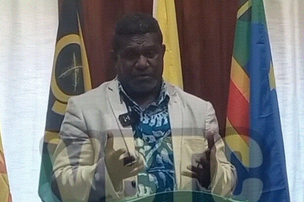 Vanuatu Minista blong Internal Affairs, Johnny Koanapo (VBTC)