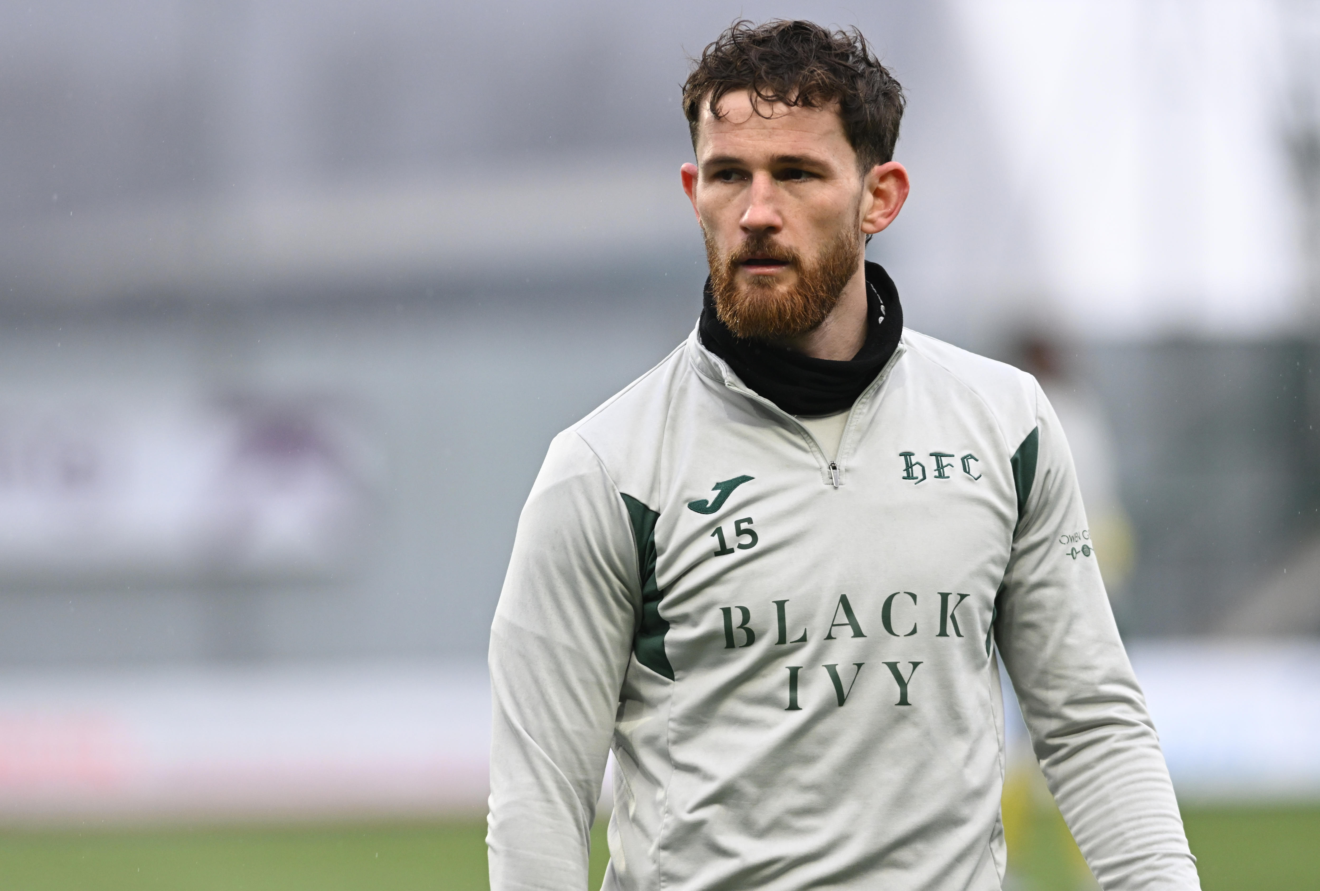 Jack Iredale do Hibernian FC observa durante o aquecimento 