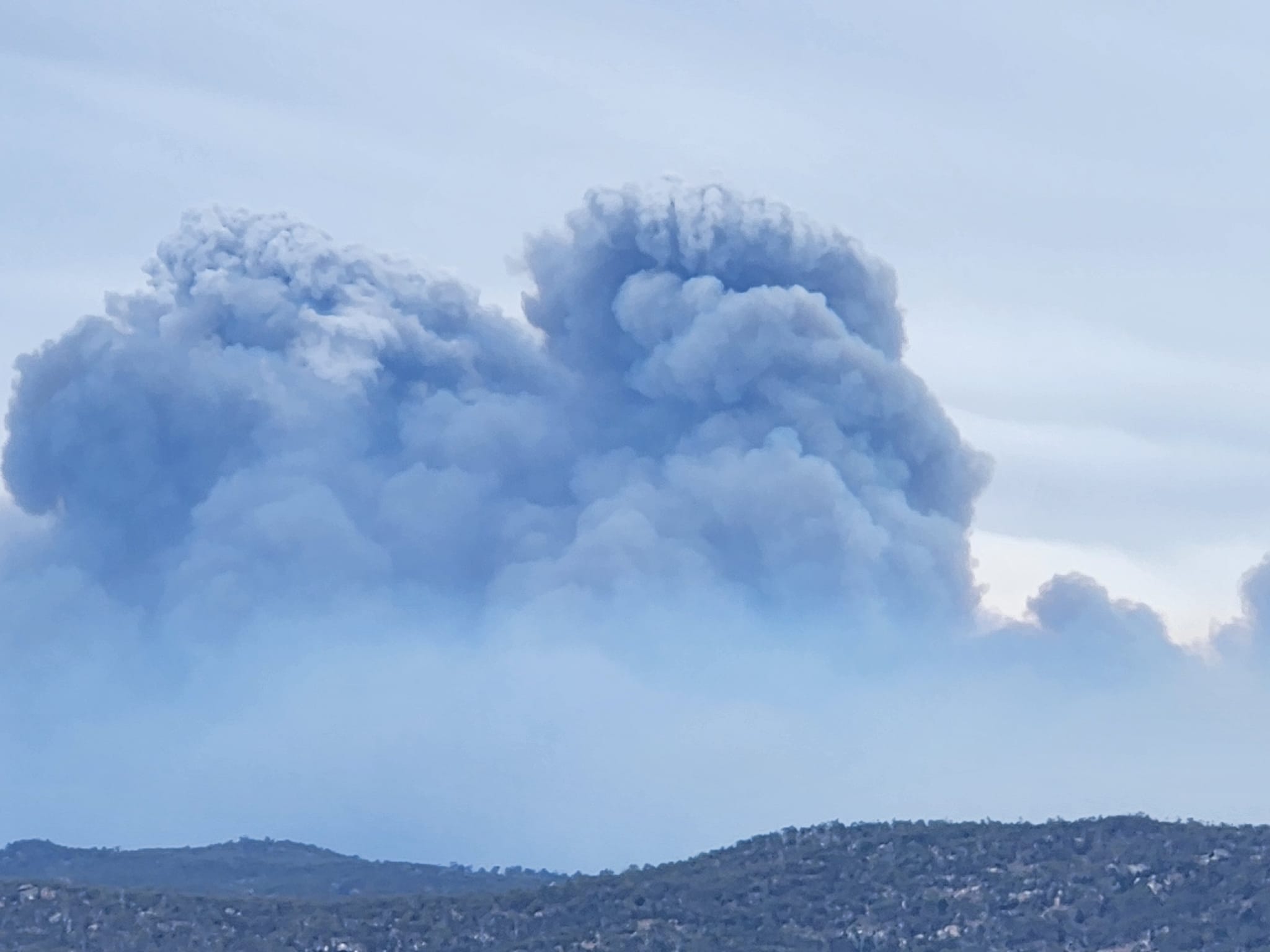 Victoria fire grows as danger moves to NSW ABC listen
