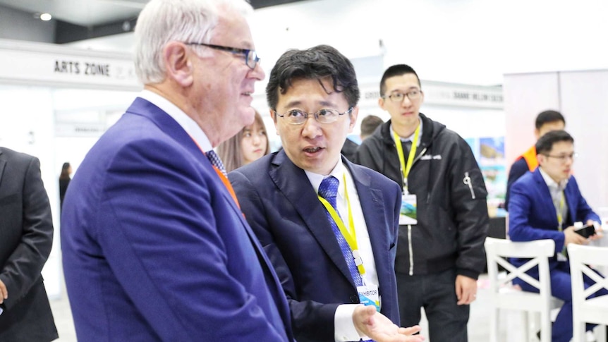 科大讯飞首席财务官段大为向澳大利亚前贸易部长安德鲁·罗布介绍讯飞科技产品。