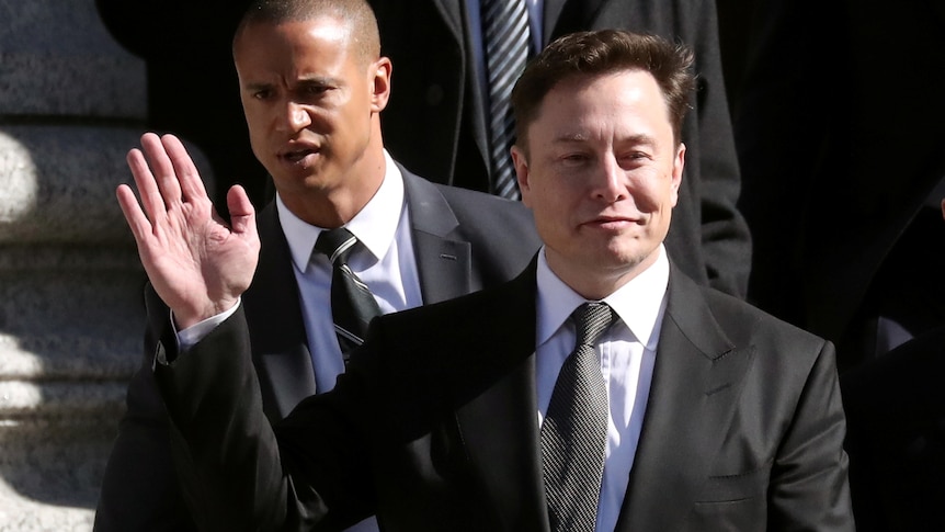 Tesla CEO Elon Musk waves after an appearance outside Manhattan federal court, April 4, 2019.