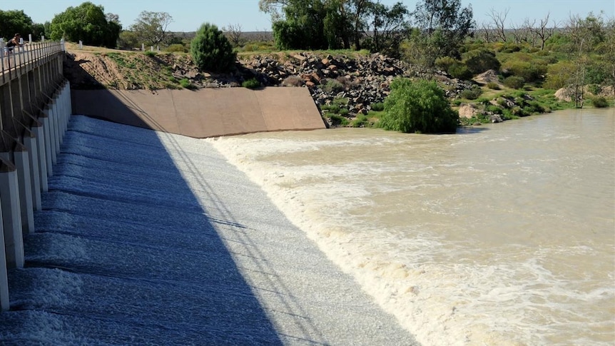 Flood alert: Wilcannia readies as water continues to flow down the Darling and into Lake Menindee