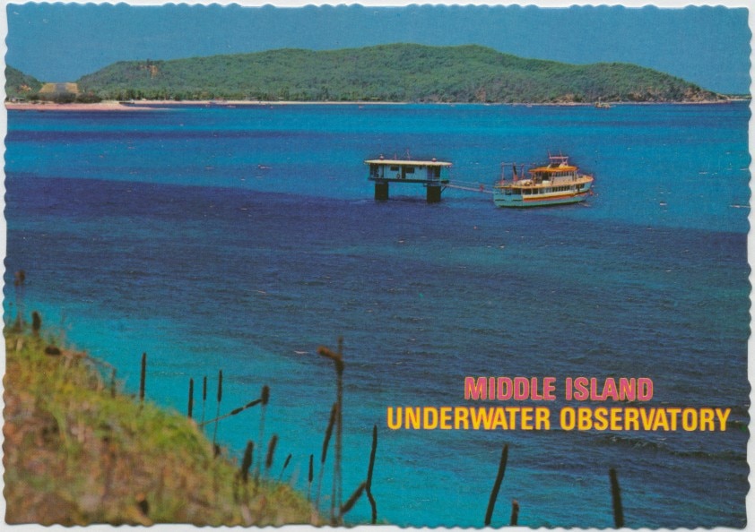 Fotografia de paisagem de cartão postal, costa, água azul, estrutura na água, barco ao lado, ilha ao fundo