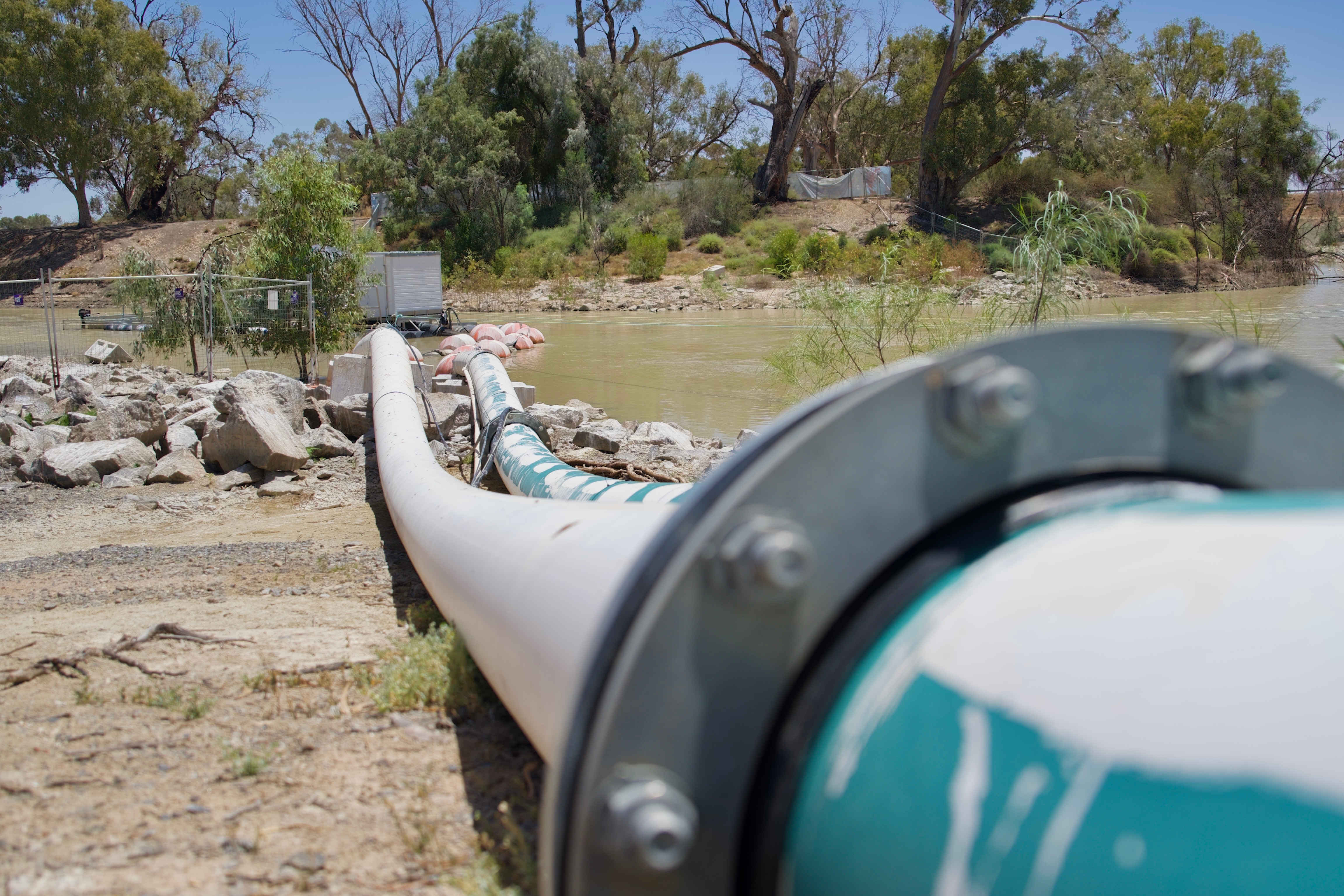 Um oleoduto que vai do rio Darling por uma estrada até os lagos Menindee