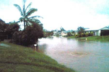 Cairns flooding threat eases - ABC News