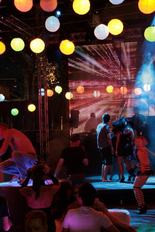 Pista de dança discoteca com lâmpadas coloridas.