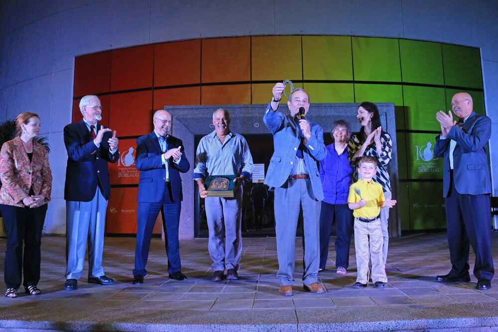 CIMMYT receives World Food Prize Borlaug Medallion
