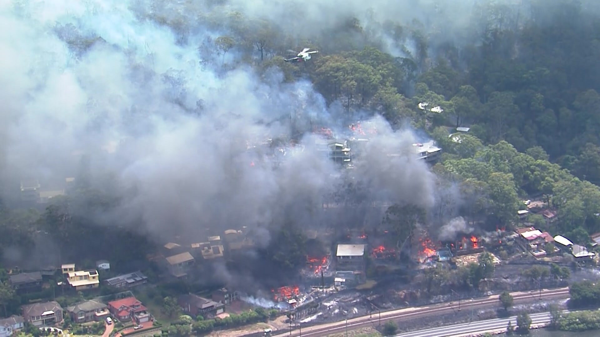 At least six houses lost in a fire burning on the Central Coast - ABC News