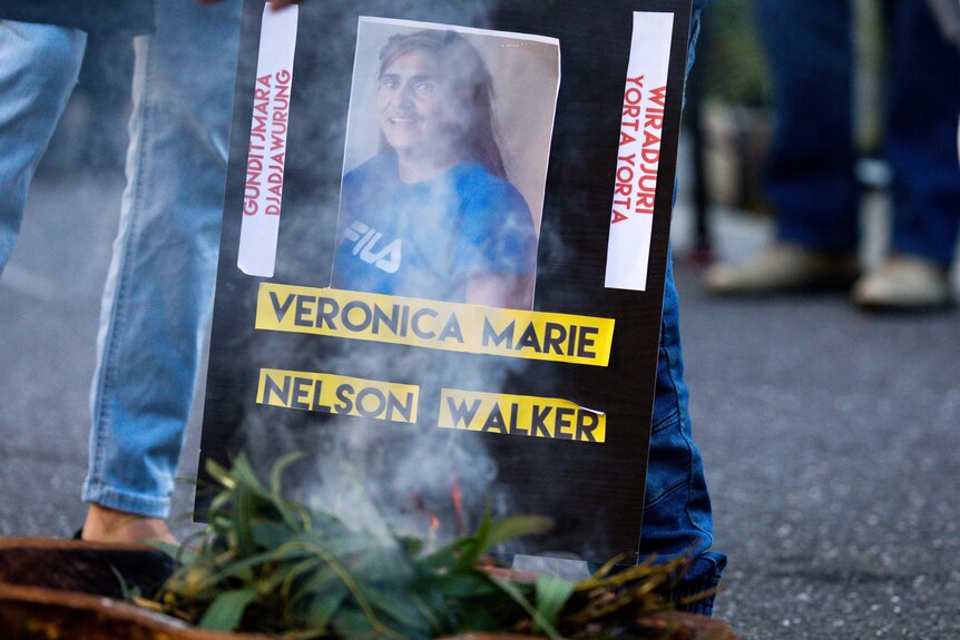 Une affiche avec une photo de Veronica Nelson portant un t-shirt bleu
