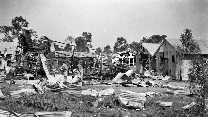 日本轰炸袭击后士兵检查防御建筑受损情况