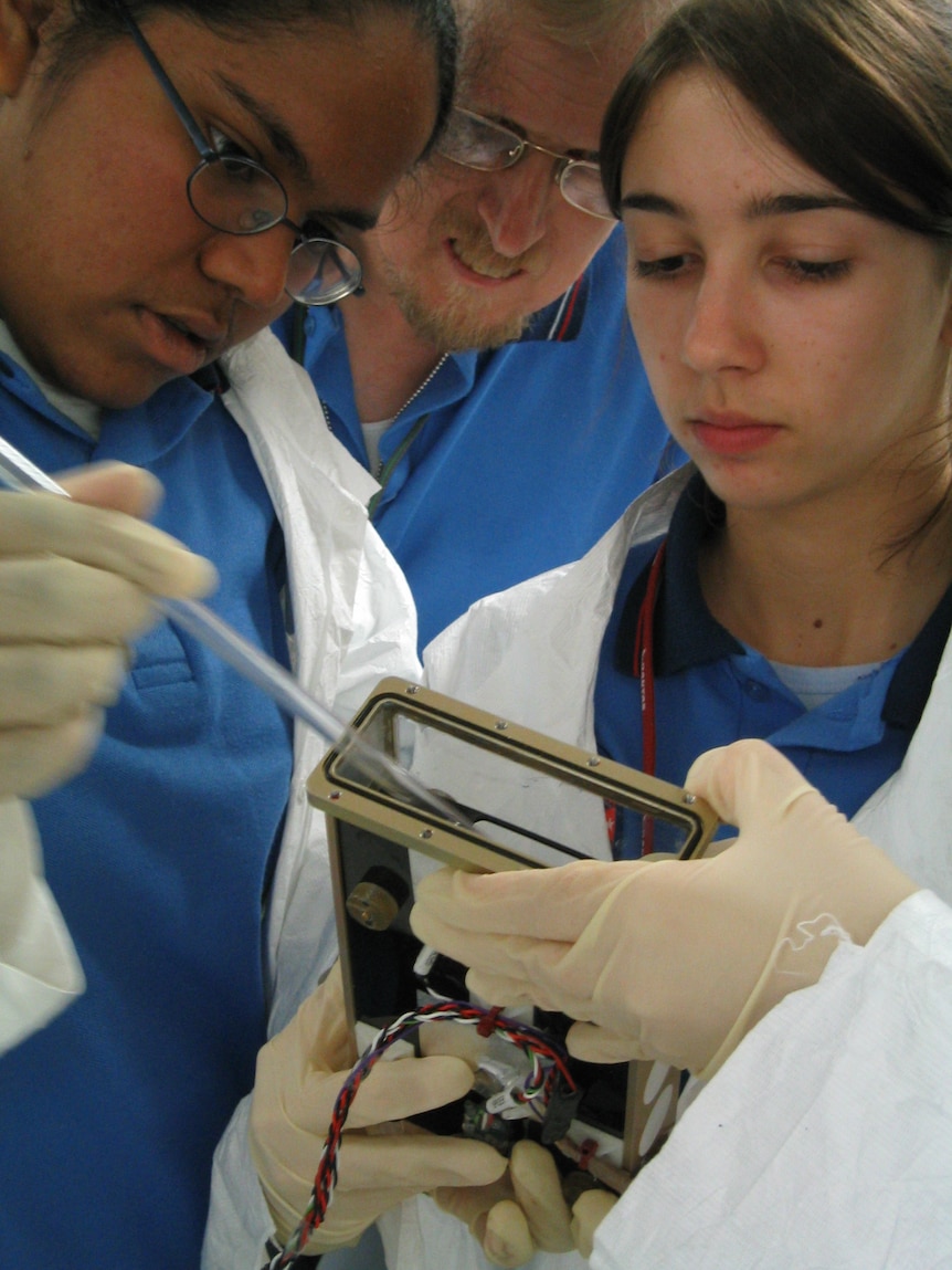 School children in laboratory