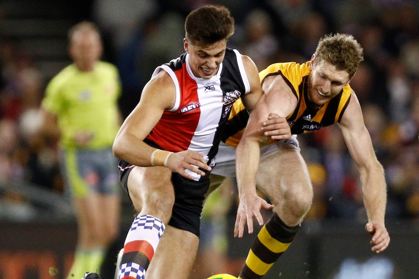 Ben McEvoy and Lewis Pearce contest the ball on the ground.