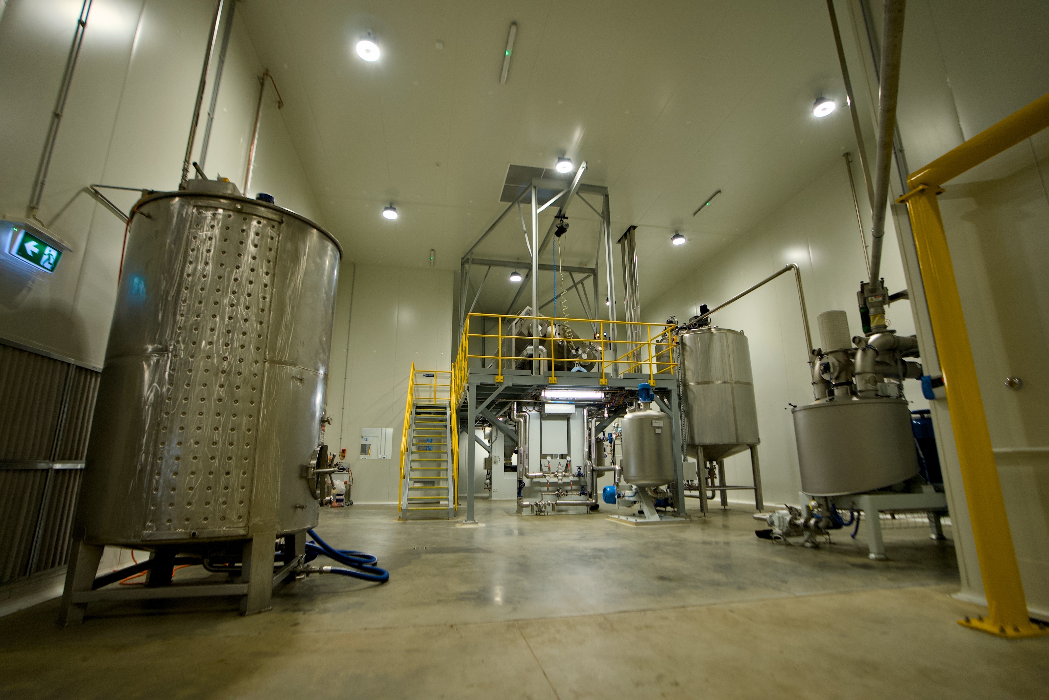 Silos de plata en una fábrica.