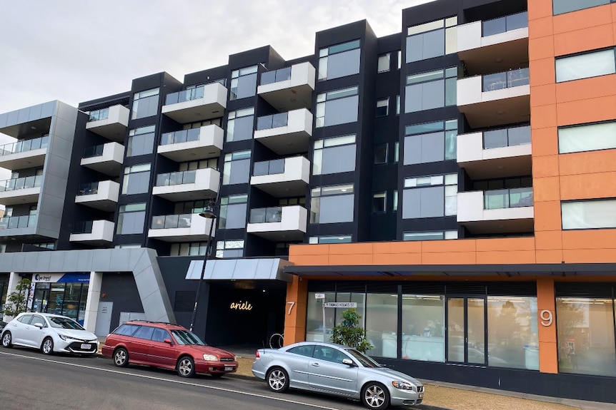 L'extérieur d'un immeuble de cinq étages à Maribyrnong.  