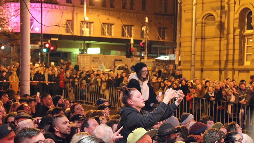 Crowd watches Mike Parr