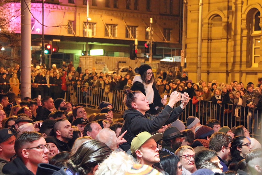 Crowd watches Mike Parr