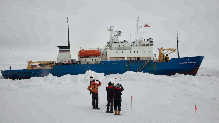 Flyover of Akademik Shokalskiy by Chinese helicopter from Snow Dragon