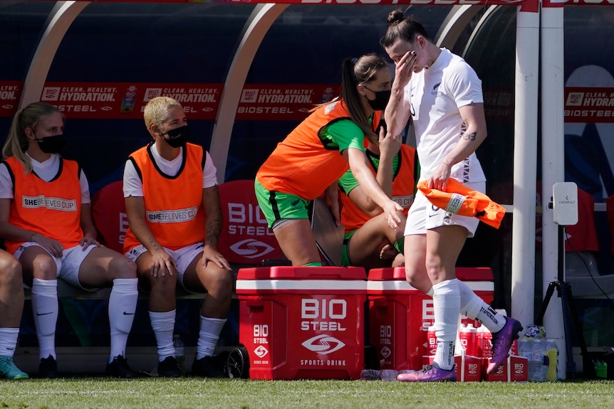 La défenseuse néo-zélandaise Meikayla Moore s'essuie le visage en se dirigeant vers le banc lors du match de la SheBelieves Cup