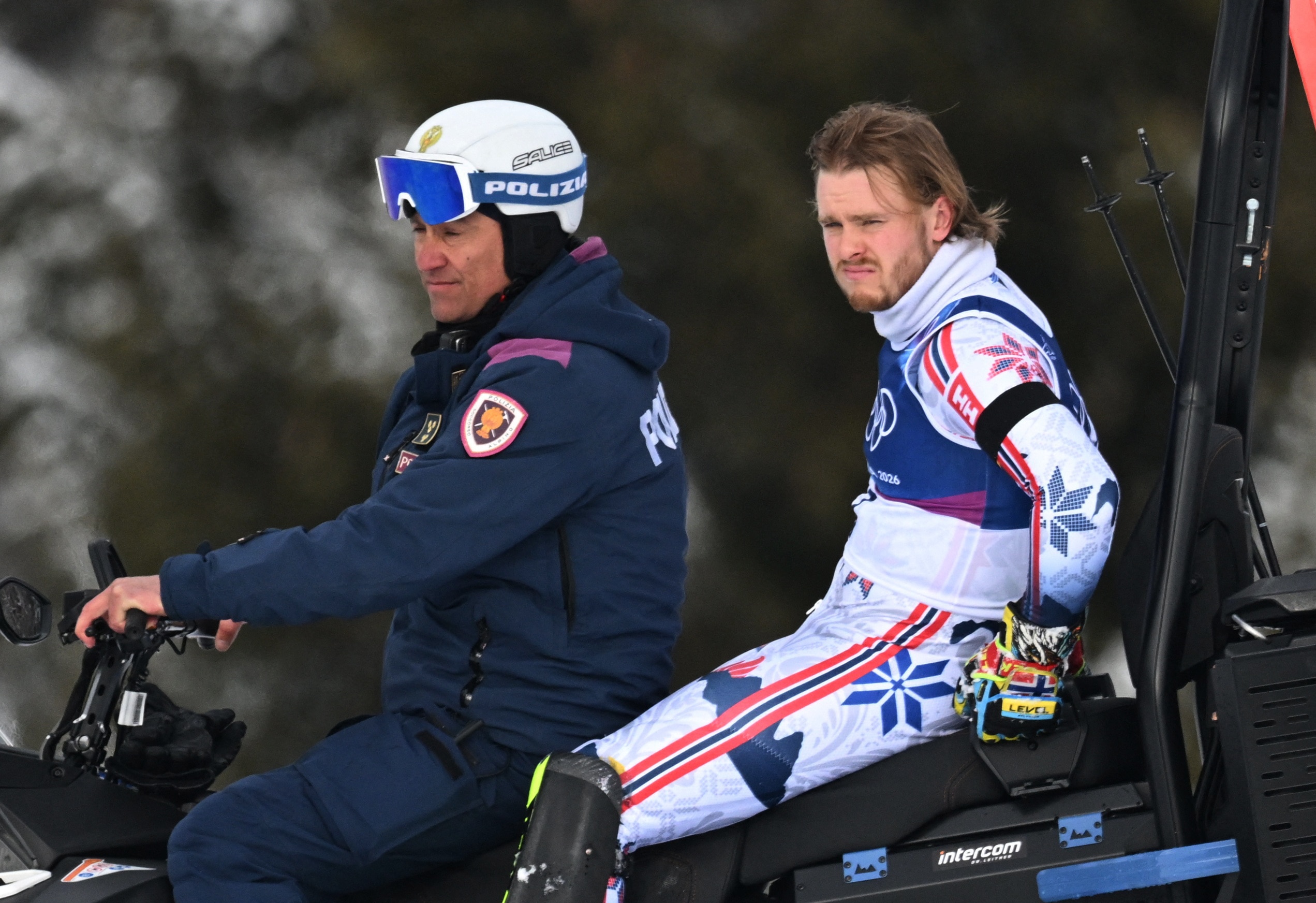 Atle Lie McGrath esquiando depois de cair nos Jogos Olímpicos de Inverno de 2026.