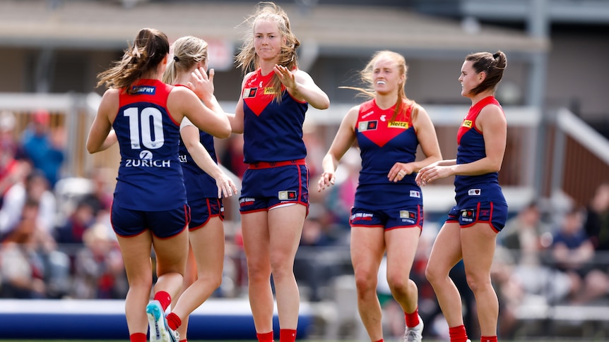 Die Demons setzen sich gegen die mutigen Dockers durch und holen sich einen 33-Punkte-AFLW-Sieg