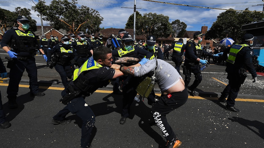 Victorian police union says officers treated like 'punching bags' at violent Melbourne anti-lockdown protests - ABC News