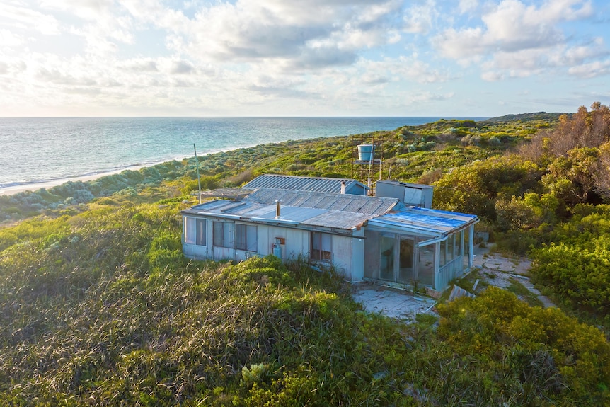 A picture of a shack at Breton Bay, WA.