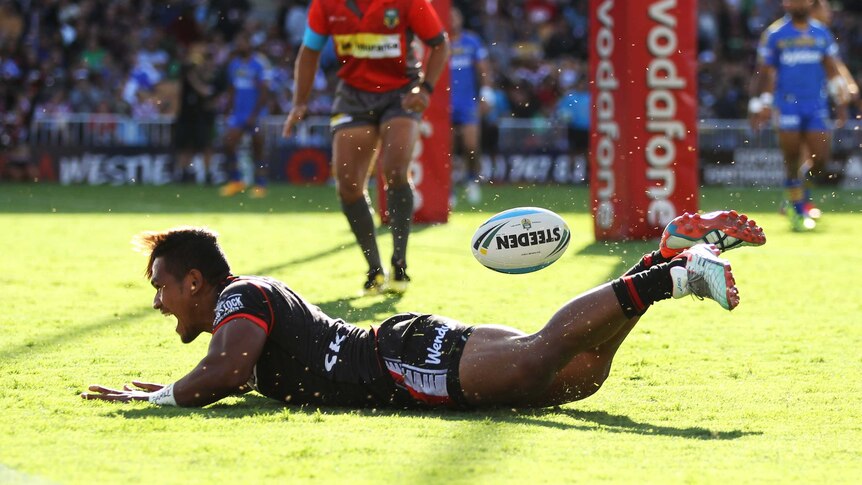 Solomone Kata of the New Zealand Warriors scores a try
