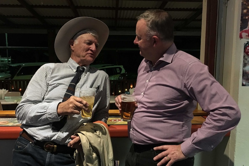 Bob Katter and Anthony Albanese have a beer together at a pub.