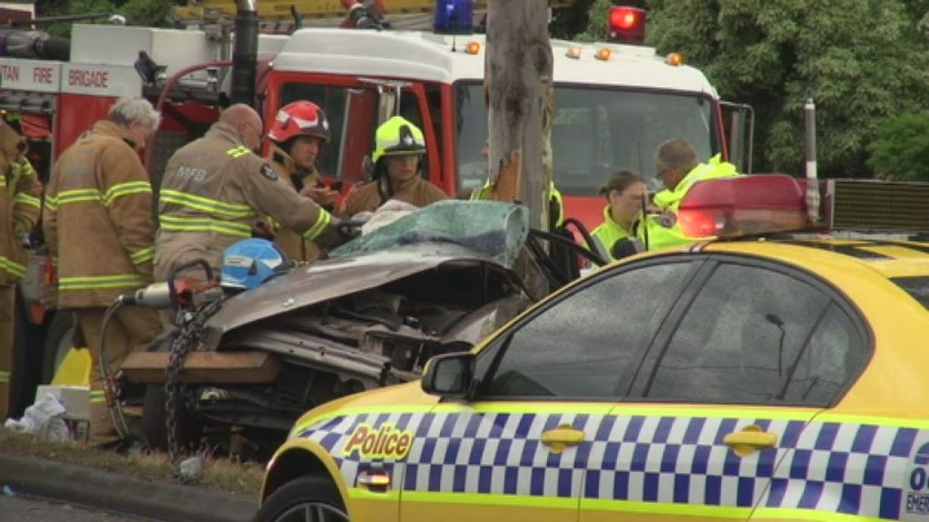 Two dead in fatal crash at Bulleen - ABC News