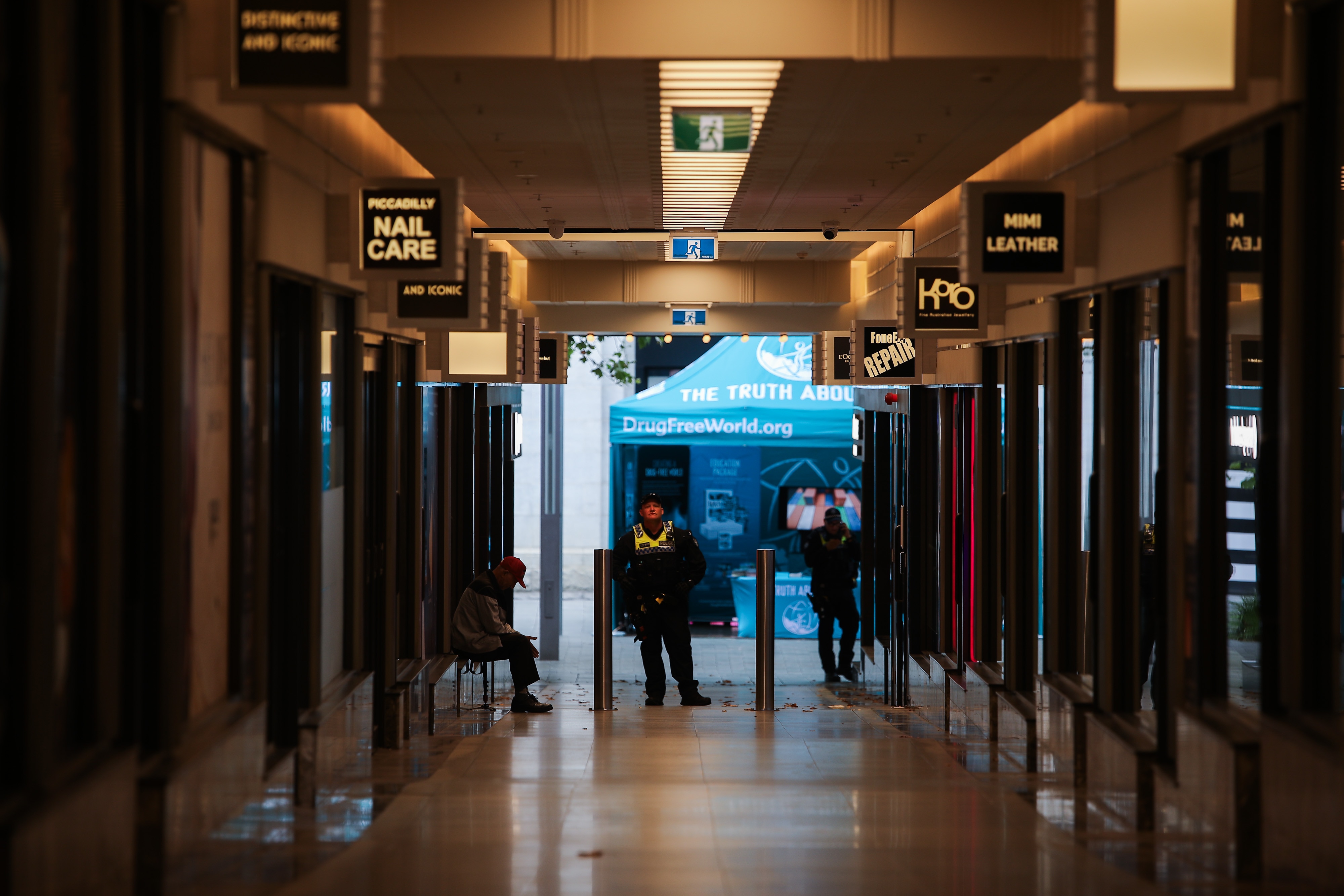 Tras una amenaza a la seguridad durante una manifestación, los comercios cierran y la policía está en guardia