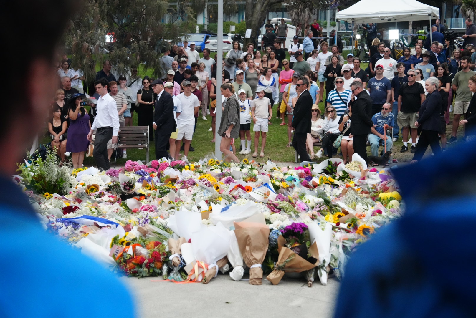 Flores no Pavilhão Bondi e pessoas em luto prestam homenagem após o tiroteio em massa em Bondi Beach