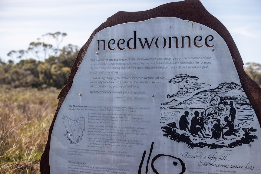 Un cartel que anuncia el inicio de la caminata cultural aborigen Needwonnee en el suroeste de Tasmania