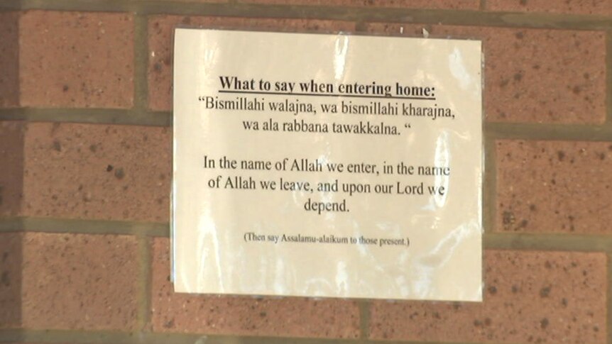 A house sign that says: In the name of Allah we enter, in the name of Allah we leave, upon out Lord we depend