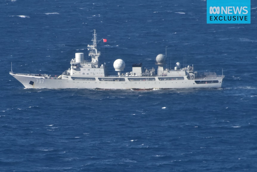 Una grande nave battente bandiera cinese si trova in mare aperto.