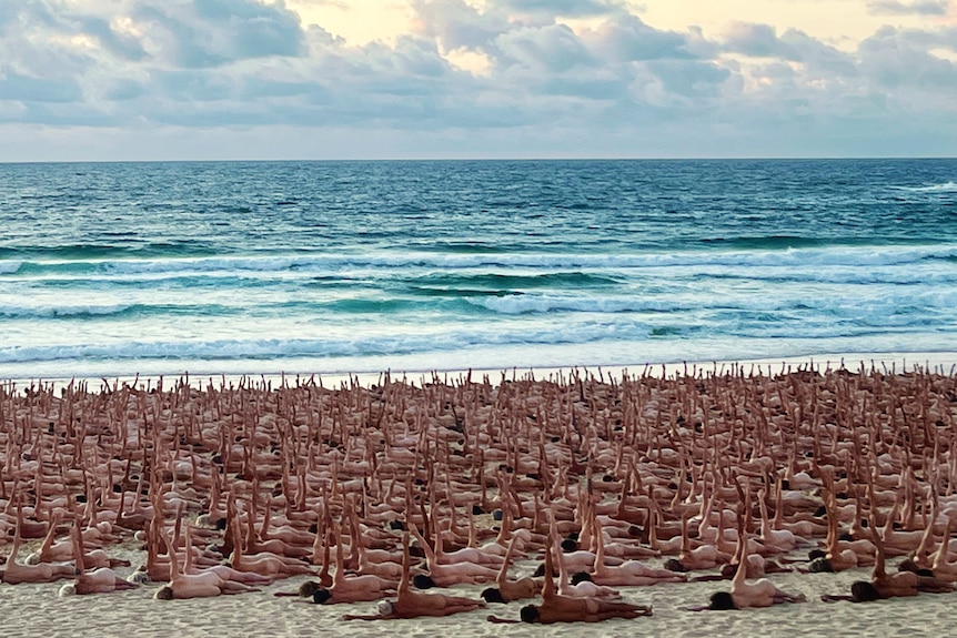 Beach Strip Nude - Bondi Beach goes nude as thousands strip off for Spencer Tunick art project  - ABC News