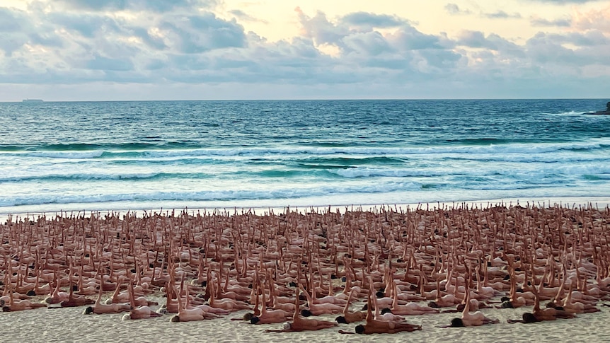 862px x 485px - Bondi Beach goes nude as thousands strip off for Spencer Tunick art project  - ABC News