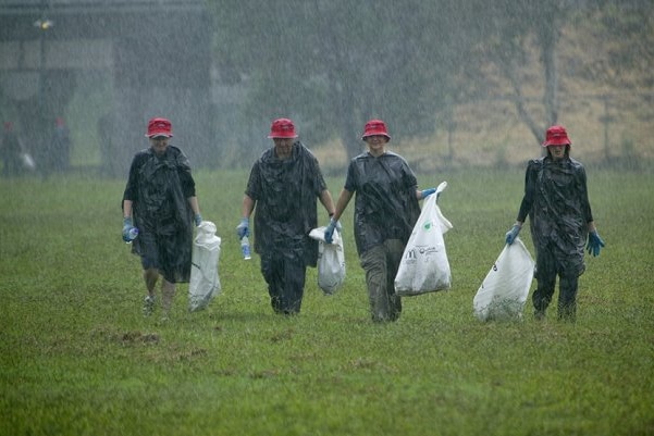 People pick up rubbish in a park