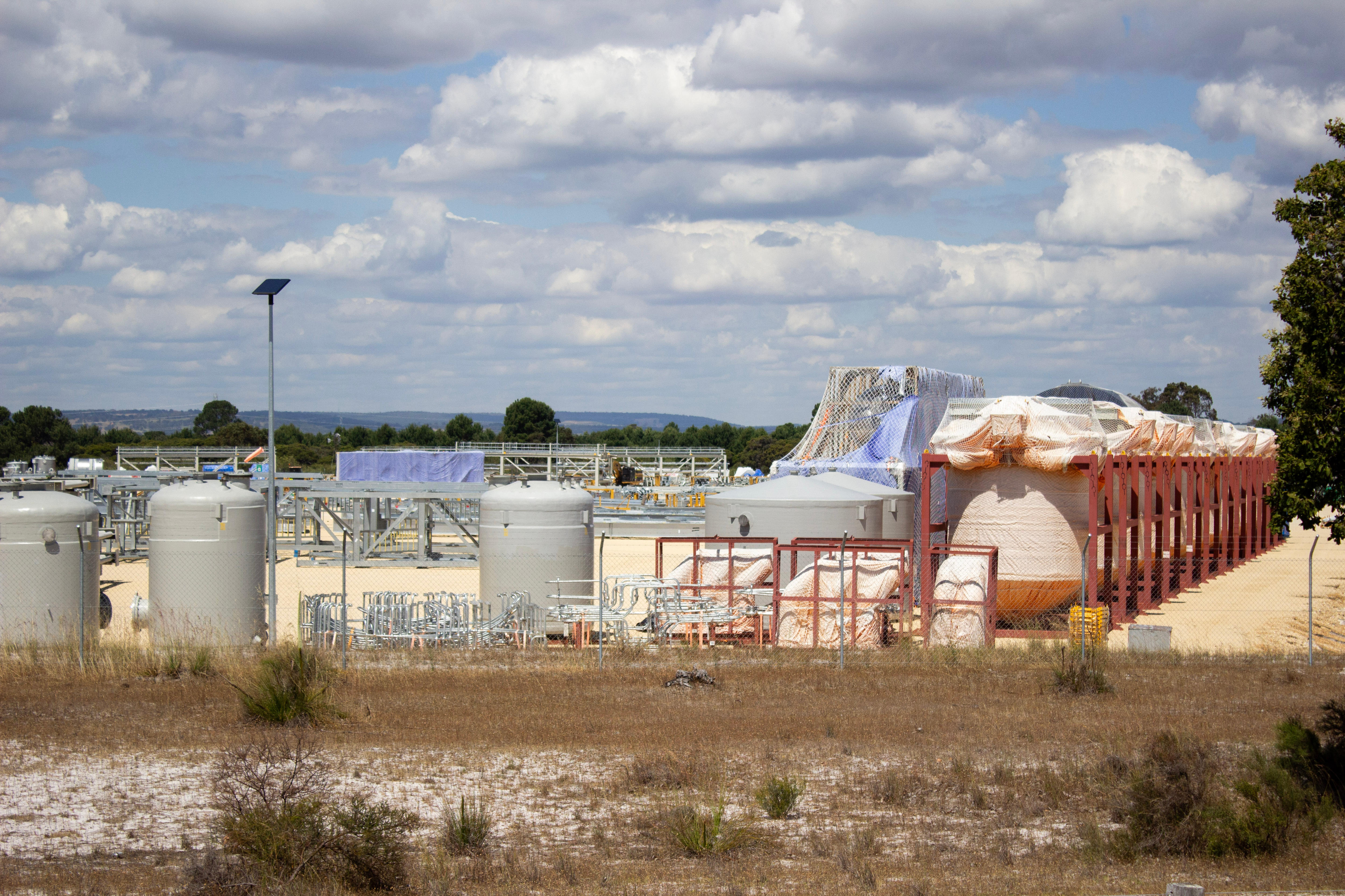 Tanques e outras infra-estruturas num local não distrital sob céu irregular.