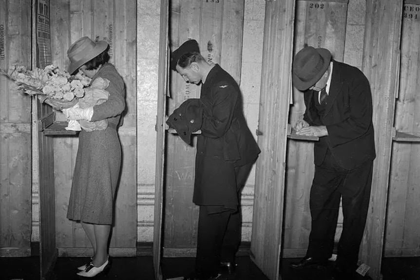 Voters in Western Australia cast their ballot in 1940.