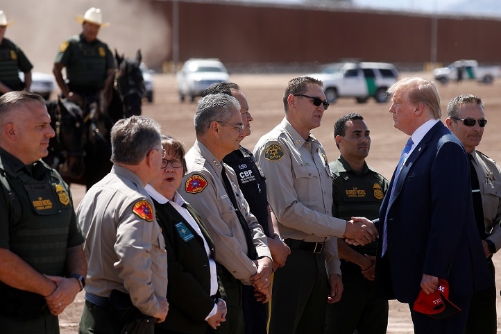 Donald Trump speaks with US Border Patrol agents in California.