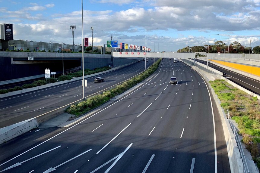 A Melbourne freeway with only a few cars on it.