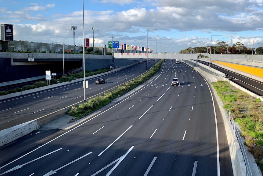 A Melbourne freeway with only a few cars on it.