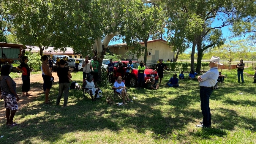 Bob Katter talks with Morninton Island community