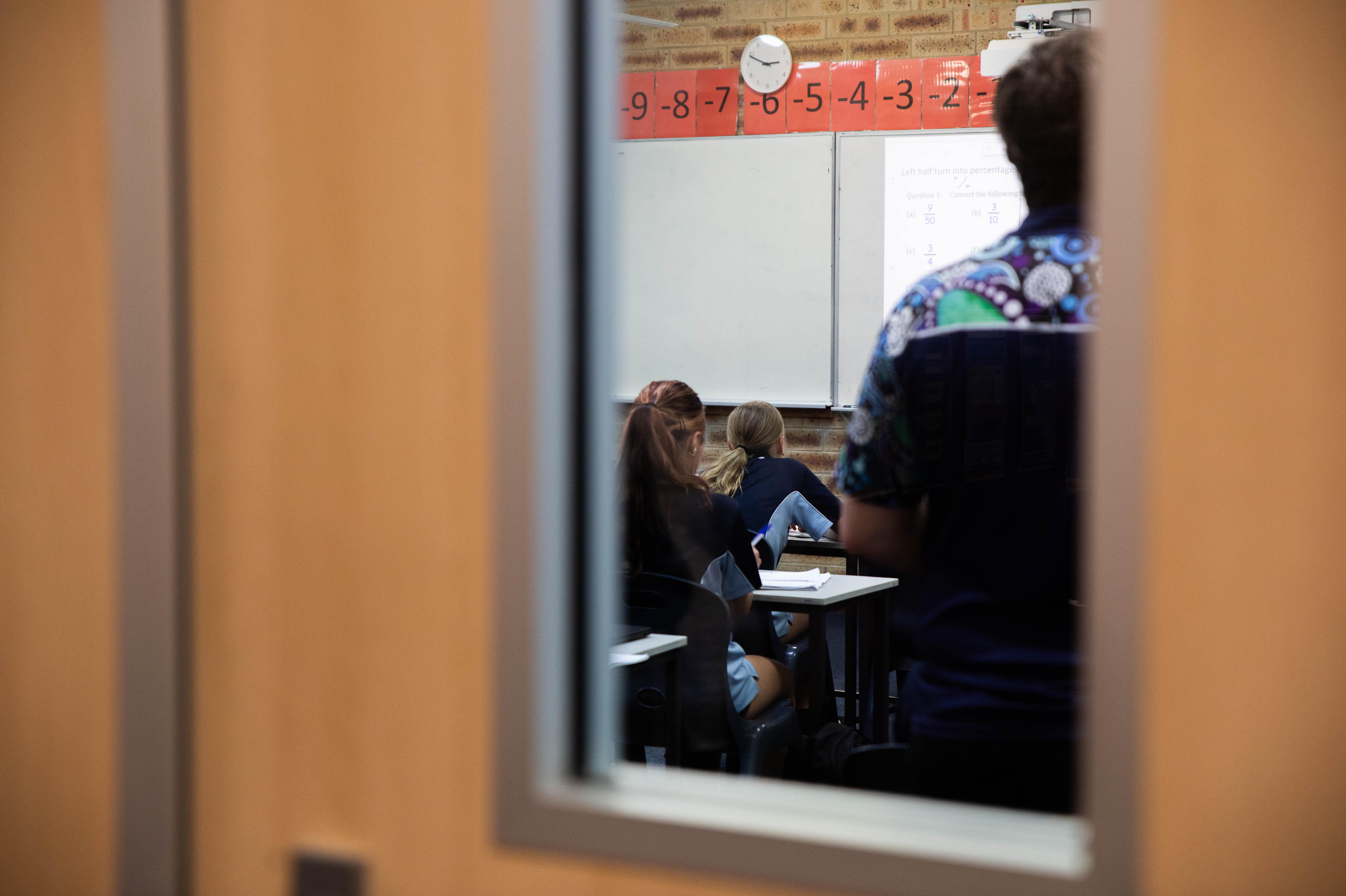 Los estudiantes tienen una clase de matemáticas. 
