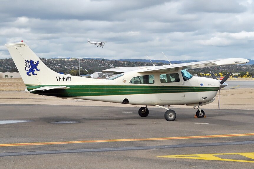 Cessna 210 VH - HWY.