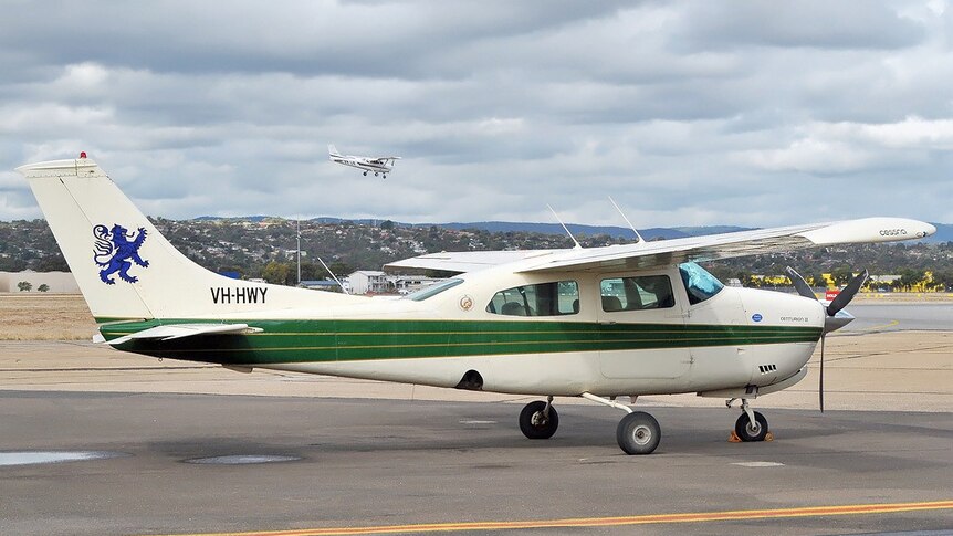 Cessna 210 VH - HWY.