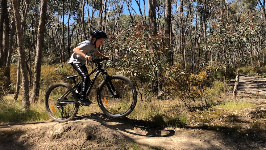 Jungen aus dem Westen Melbournes begeben sich zum Mountainbiken und als Mentor in das felsige Buschland im Zentrum von Victoria