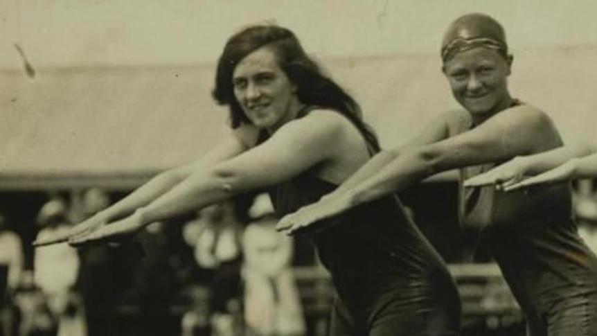 Fanny Durack and Mina Wylie pose for photo with diving stance